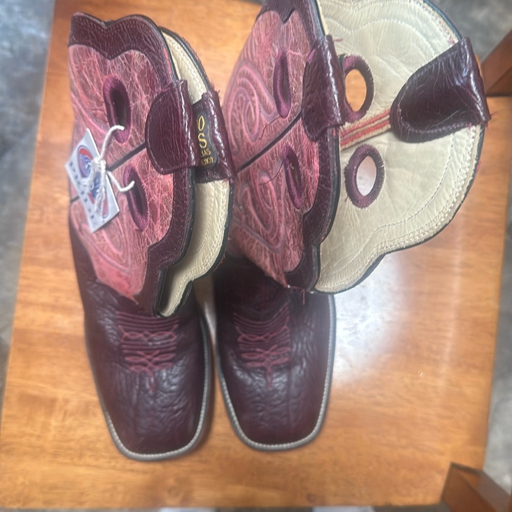 Hondo women’s boots, great condition!  Only worn inside, tags still on!